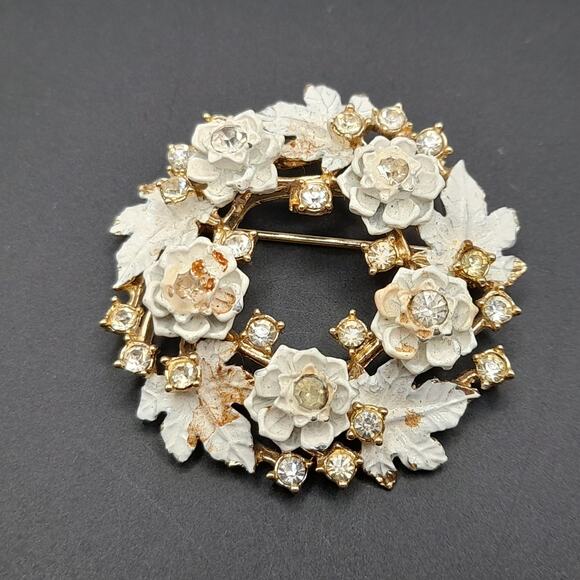 Vintage 1950 Wreath Brooch, White Enamel, Clear Rhinestones, Gold Tone, 1 7/8 In - Picture 6 of 8
